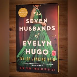 The Seven Husbands of Evelyn Hugo Paperback Novel